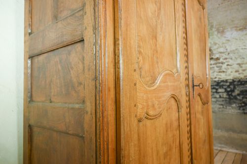 AN 18TH CENTURY FRENCH PARQUETRY INLAID CHESTNUT ARMOIRE - ADDITIONAL PHOTO 5