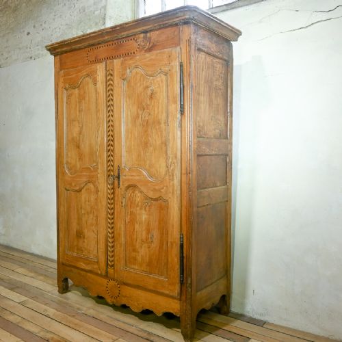 AN 18TH CENTURY FRENCH PARQUETRY INLAID CHESTNUT ARMOIRE - ADDITIONAL PHOTO 6