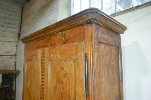 AN 18TH CENTURY FRENCH PARQUETRY INLAID CHESTNUT ARMOIRE - ADDITIONAL PHOTO 7