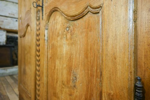 AN 18TH CENTURY FRENCH PARQUETRY INLAID CHESTNUT ARMOIRE - ADDITIONAL PHOTO 9