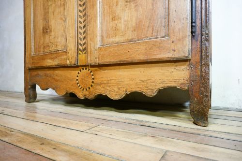 AN 18TH CENTURY FRENCH PARQUETRY INLAID CHESTNUT ARMOIRE - ADDITIONAL PHOTO 10