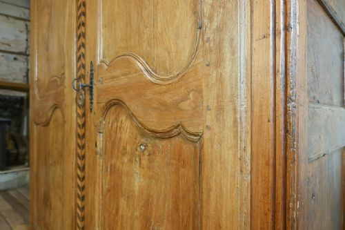 AN 18TH CENTURY FRENCH PARQUETRY INLAID CHESTNUT ARMOIRE - ADDITIONAL PHOTO 11