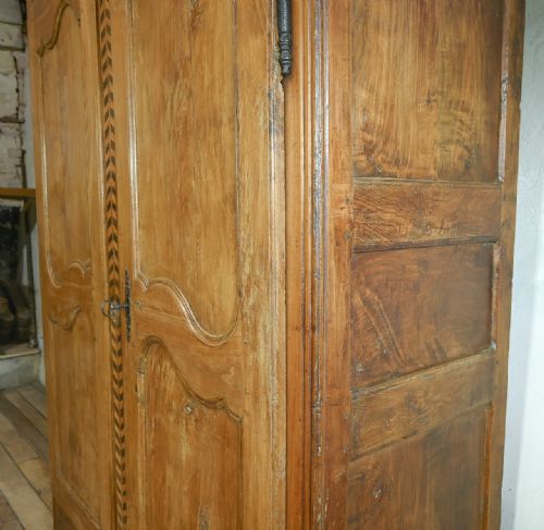 AN 18TH CENTURY FRENCH PARQUETRY INLAID CHESTNUT ARMOIRE - ADDITIONAL PHOTO 13