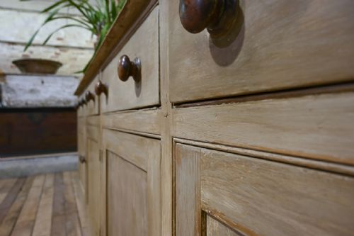LARGE SCALE 19TH CENTURY COUNTRY HOUSE PAINTED DRESSER - ADDITIONAL PHOTO 8
