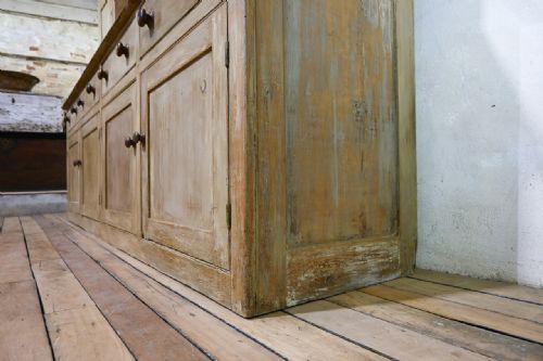 LARGE SCALE 19TH CENTURY COUNTRY HOUSE PAINTED DRESSER - ADDITIONAL PHOTO 17