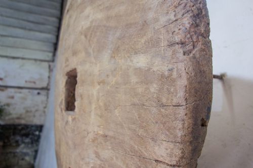 18TH CENTURY OX WHEEL MOUNTED ON STAND - ADDITIONAL PHOTO 12