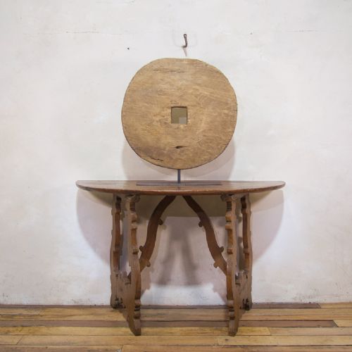 18TH CENTURY OX WHEEL MOUNTED ON STAND - ADDITIONAL PHOTO 4