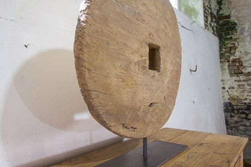 18TH CENTURY OX WHEEL MOUNTED ON STAND - ADDITIONAL PHOTO 5