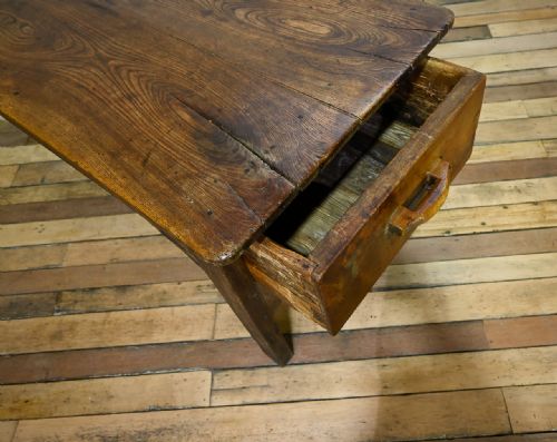 AN EARLY 19TH CENTURY OAK AND ASH FARMHOUSE DINING TABLE - ADDITIONAL PHOTO 4