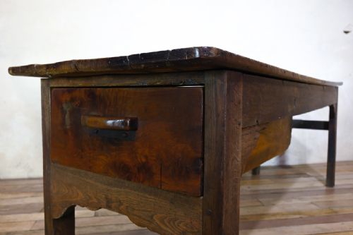 AN EARLY 19TH CENTURY OAK AND ASH FARMHOUSE DINING TABLE - ADDITIONAL PHOTO 12
