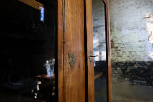 A CHARMING MID 19TH CENTURY FRENCH CHERRYWOOD GLAZED CABINET BOOKCASE - ADDITIONAL PHOTO 2