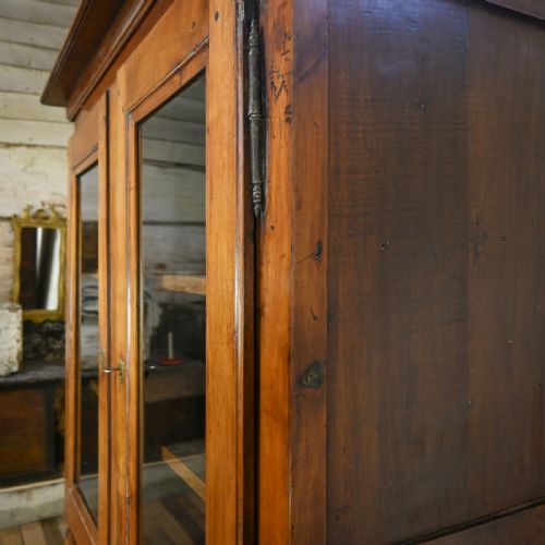 A CHARMING MID 19TH CENTURY FRENCH CHERRYWOOD GLAZED CABINET BOOKCASE - ADDITIONAL PHOTO 6