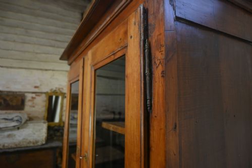A CHARMING MID 19TH CENTURY FRENCH CHERRYWOOD GLAZED CABINET BOOKCASE - ADDITIONAL PHOTO 7