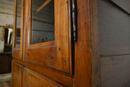 A CHARMING MID 19TH CENTURY FRENCH CHERRYWOOD GLAZED CABINET BOOKCASE - ADDITIONAL PHOTO 8
