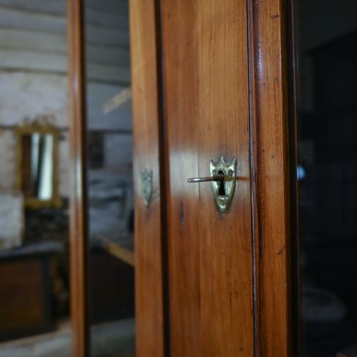 A CHARMING MID 19TH CENTURY FRENCH CHERRYWOOD GLAZED CABINET BOOKCASE - ADDITIONAL PHOTO 11