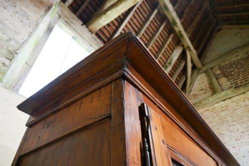 A CHARMING MID 19TH CENTURY FRENCH CHERRYWOOD GLAZED CABINET BOOKCASE - ADDITIONAL PHOTO 14