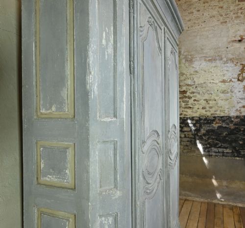 A LARGE SCALE EARLY 19TH CENTURY FRENCH PAINTED ARMOIRE - ADDITIONAL PHOTO 3
