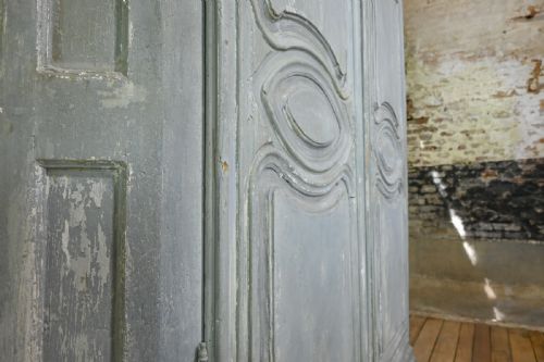 A LARGE SCALE EARLY 19TH CENTURY FRENCH PAINTED ARMOIRE - ADDITIONAL PHOTO 4