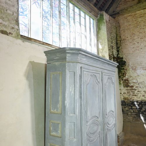 A LARGE SCALE EARLY 19TH CENTURY FRENCH PAINTED ARMOIRE - ADDITIONAL PHOTO 5