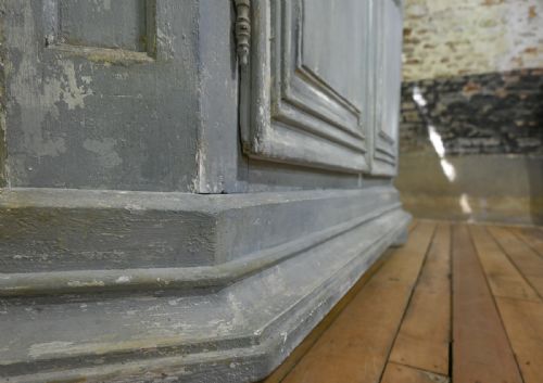 A LARGE SCALE EARLY 19TH CENTURY FRENCH PAINTED ARMOIRE - ADDITIONAL PHOTO 6