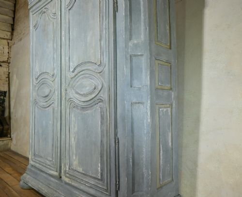 A LARGE SCALE EARLY 19TH CENTURY FRENCH PAINTED ARMOIRE - ADDITIONAL PHOTO 8