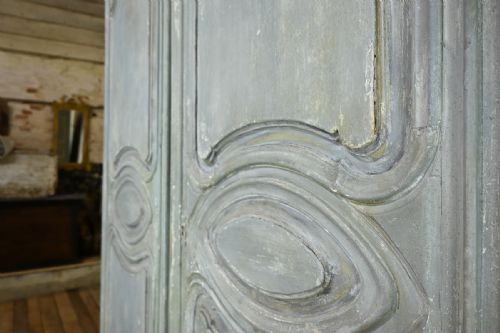 A LARGE SCALE EARLY 19TH CENTURY FRENCH PAINTED ARMOIRE - ADDITIONAL PHOTO 9
