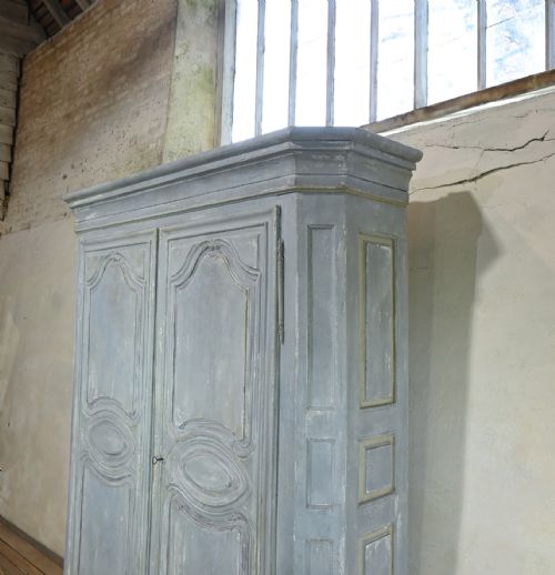 A LARGE SCALE EARLY 19TH CENTURY FRENCH PAINTED ARMOIRE - ADDITIONAL PHOTO 11