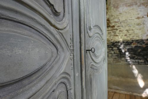 A LARGE SCALE EARLY 19TH CENTURY FRENCH PAINTED ARMOIRE - ADDITIONAL PHOTO 14