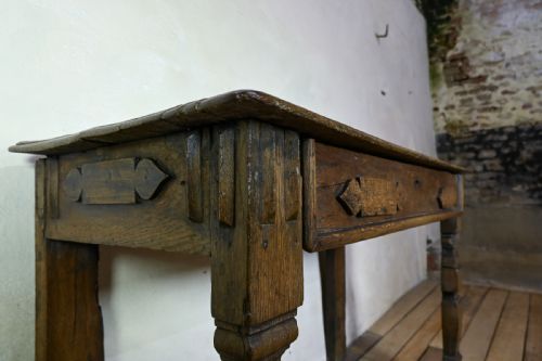 A 17TH CENTURY PROVINCIAL OAK SIDE TABLE - ADDITIONAL PHOTO 5