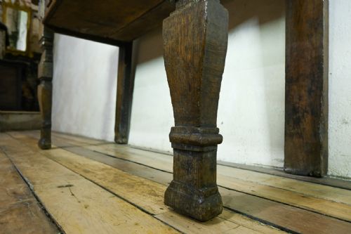 A 17TH CENTURY PROVINCIAL OAK SIDE TABLE - ADDITIONAL PHOTO 6