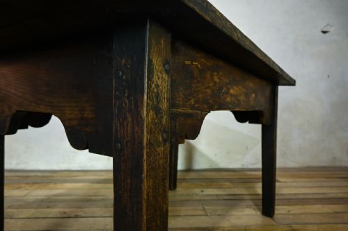 A SMALL 18TH CENTURY VERNACULAR OAK COUNTRY FARMHOUSE TABLE - ADDITIONAL PHOTO 1