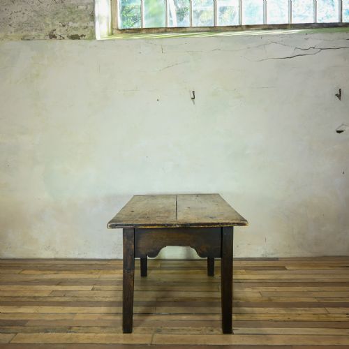 A SMALL 18TH CENTURY VERNACULAR OAK COUNTRY FARMHOUSE TABLE - ADDITIONAL PHOTO 10
