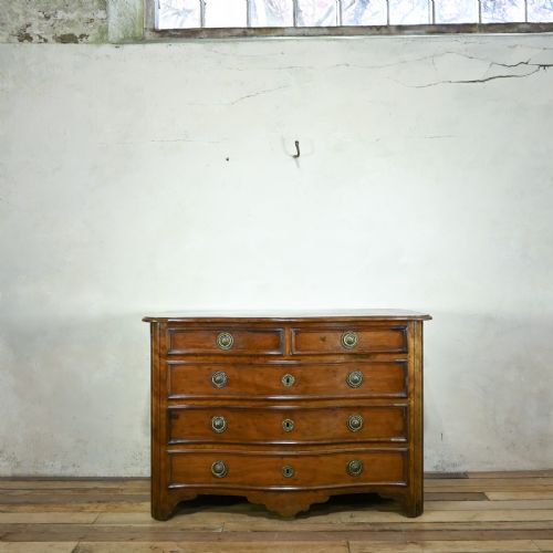 AN 18TH CENTURY ITALIAN WALNUT SERPENTINE COMMODE - ADDITIONAL PHOTO 2
