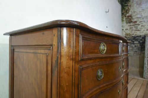 AN 18TH CENTURY ITALIAN WALNUT SERPENTINE COMMODE - ADDITIONAL PHOTO 3