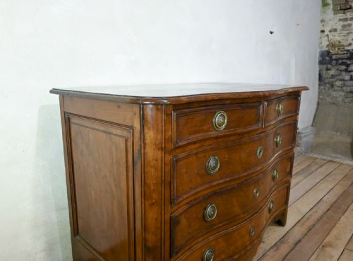 AN 18TH CENTURY ITALIAN WALNUT SERPENTINE COMMODE - ADDITIONAL PHOTO 4