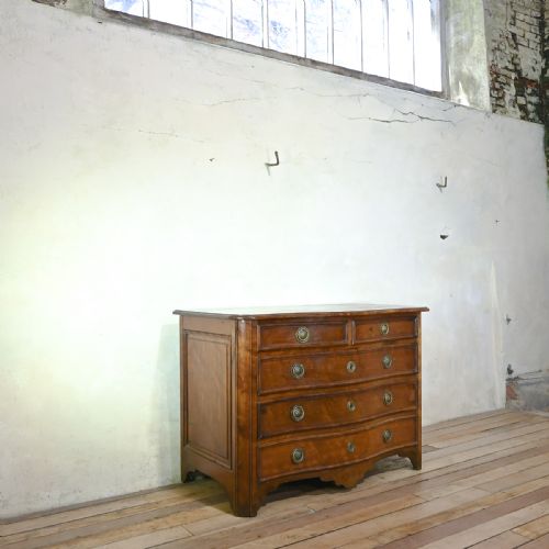 AN 18TH CENTURY ITALIAN WALNUT SERPENTINE COMMODE - ADDITIONAL PHOTO 5