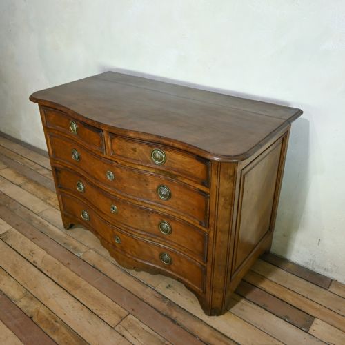 AN 18TH CENTURY ITALIAN WALNUT SERPENTINE COMMODE - ADDITIONAL PHOTO 6