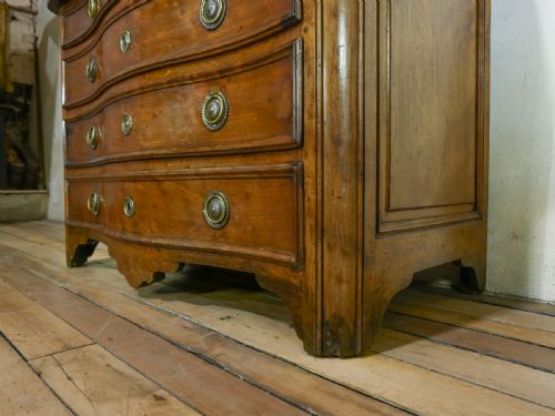 AN 18TH CENTURY ITALIAN WALNUT SERPENTINE COMMODE - ADDITIONAL PHOTO 7
