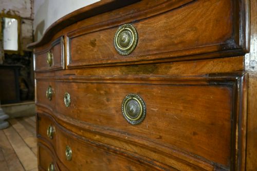 AN 18TH CENTURY ITALIAN WALNUT SERPENTINE COMMODE - ADDITIONAL PHOTO 8
