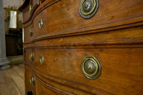 AN 18TH CENTURY ITALIAN WALNUT SERPENTINE COMMODE - ADDITIONAL PHOTO 9