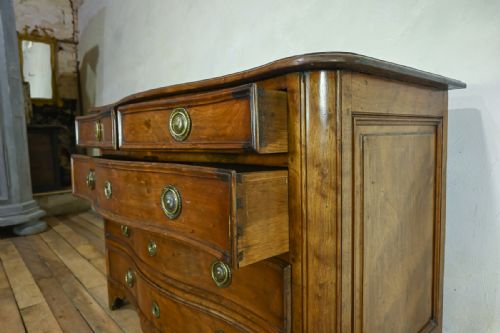 AN 18TH CENTURY ITALIAN WALNUT SERPENTINE COMMODE - ADDITIONAL PHOTO 10