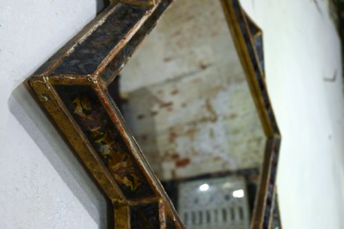 AN EARLY 18TH CENTURY GILTWOOD AND VERRE GLOMIS VENETIAN MIRROR - ADDITIONAL PHOTO 1