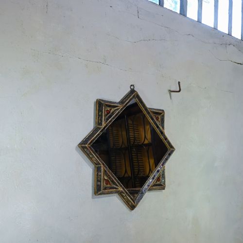 AN EARLY 18TH CENTURY GILTWOOD AND VERRE GLOMIS VENETIAN MIRROR - ADDITIONAL PHOTO 2