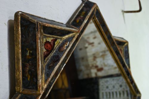 AN EARLY 18TH CENTURY GILTWOOD AND VERRE GLOMIS VENETIAN MIRROR - ADDITIONAL PHOTO 3