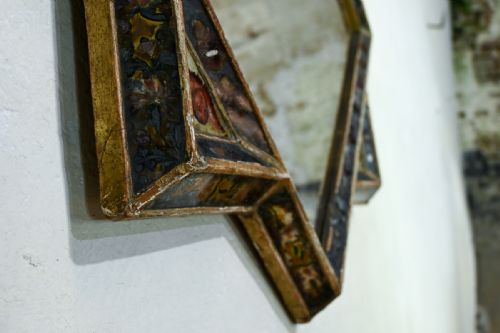 AN EARLY 18TH CENTURY GILTWOOD AND VERRE GLOMIS VENETIAN MIRROR - ADDITIONAL PHOTO 4