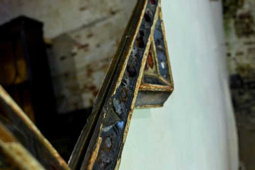 AN EARLY 18TH CENTURY GILTWOOD AND VERRE GLOMIS VENETIAN MIRROR - ADDITIONAL PHOTO 5