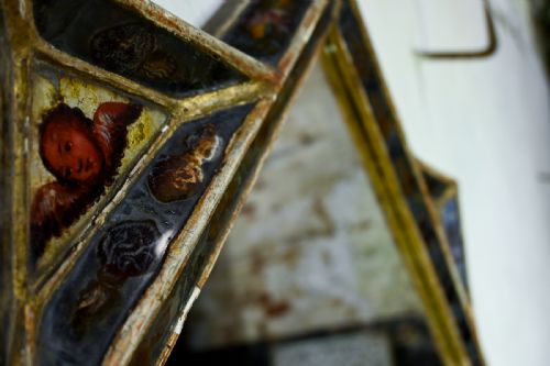 AN EARLY 18TH CENTURY GILTWOOD AND VERRE GLOMIS VENETIAN MIRROR - ADDITIONAL PHOTO 6