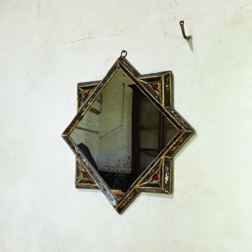 AN EARLY 18TH CENTURY GILTWOOD AND VERRE GLOMIS VENETIAN MIRROR - ADDITIONAL PHOTO 7