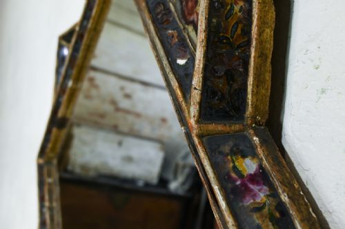 AN EARLY 18TH CENTURY GILTWOOD AND VERRE GLOMIS VENETIAN MIRROR - ADDITIONAL PHOTO 8