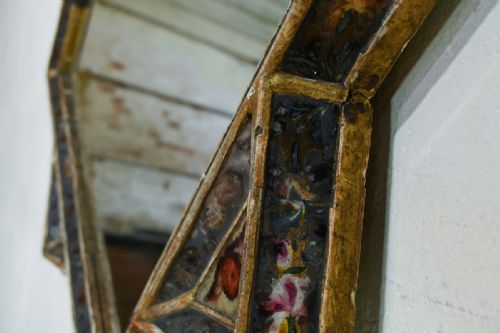 AN EARLY 18TH CENTURY GILTWOOD AND VERRE GLOMIS VENETIAN MIRROR - ADDITIONAL PHOTO 9